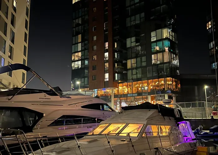 Luxury 40 Foot Yacht On 5 Star Ocean Village Marina Southampton - Minutes Away From City Centre And Cruise Terminals - Free Parking Included