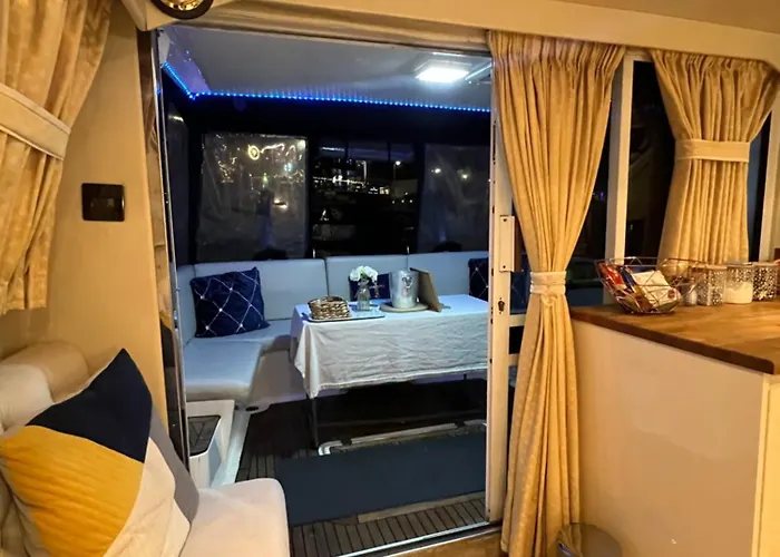 Luxury 40 Foot Yacht On 5 Star Ocean Village Marina Southampton - Minutes Away From City Centre And Cruise Terminals - Free Parking Included