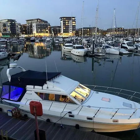 Luxury 40 Foot Yacht On 5 Star Ocean Village Marina Southampton - Minutes Away From City Centre And Cruise Terminals - Free Parking Included Exterior photo
