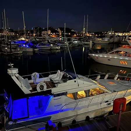 Luxury 40 Foot Yacht On 5 Star Ocean Village Marina Southampton - Minutes Away From City Centre And Cruise Terminals - Free Parking Included Exterior photo
