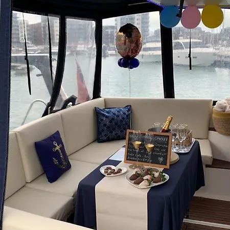 Luxury 40 Foot Yacht On 5 Star Ocean Village Marina Southampton - Minutes Away From City Centre And Cruise Terminals - Free Parking Included Exterior photo