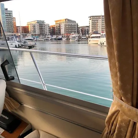 Luxury 40 Foot Yacht On 5 Star Ocean Village Marina Southampton - Minutes Away From City Centre And Cruise Terminals - Free Parking Included Exterior photo