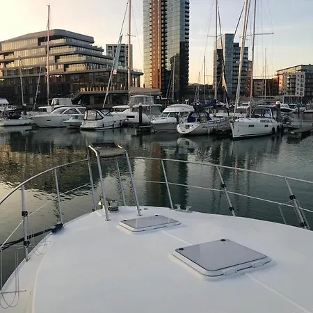 Luxury 40 Foot Yacht On 5 Star Ocean Village Marina Southampton - Minutes Away From City Centre And Cruise Terminals - Free Parking Included Exterior photo