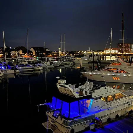 Luxury 40 Foot Yacht On 5 Star Ocean Village Marina Southampton - Minutes Away From City Centre And Cruise Terminals - Free Parking Included Exterior photo