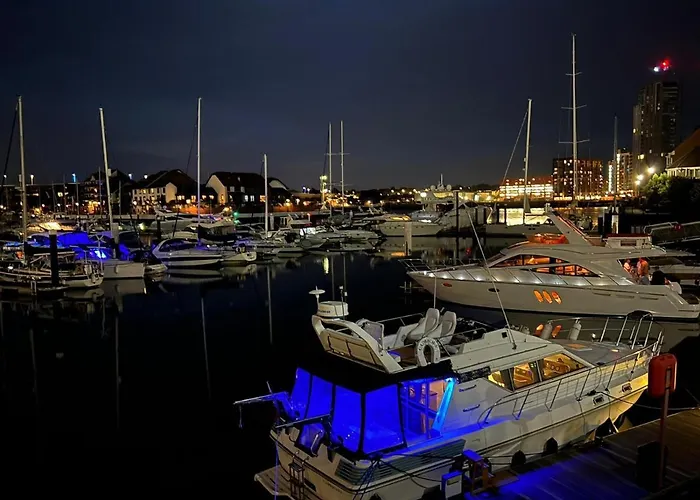Luxury 40 Foot Yacht On 5 Star Ocean Village Marina Southampton - Minutes Away From City Centre And Cruise Terminals - Free Parking Included