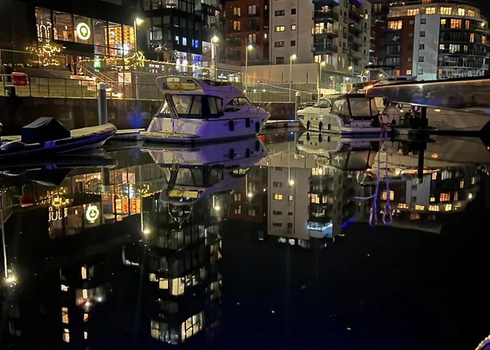 Luxury 40 Foot Yacht On 5 Star Ocean Village Marina Southampton - Minutes Away From City Centre And Cruise Terminals - Free Parking Included