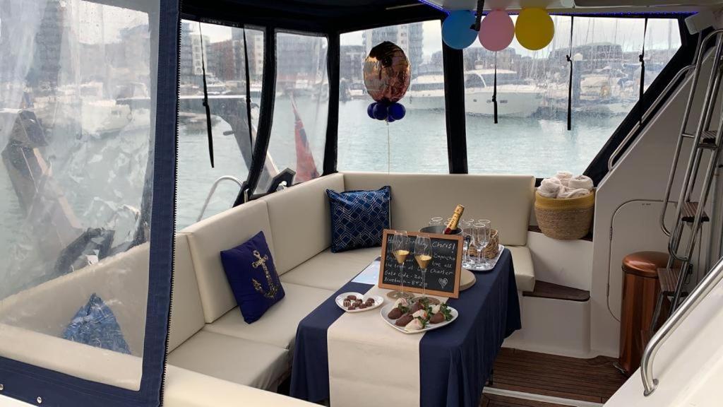 Bateau-hôtel Luxury 40 Foot Yacht On 5 Star Ocean Village Marina - Minutes Away From Centre And Cruise Terminals - Free Parking Included Southampton