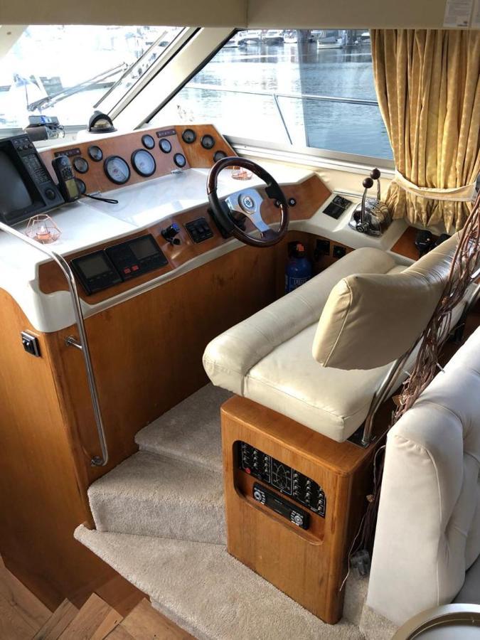 Luxury 40 Foot Yacht On 5 Star Ocean Village Marina - Minutes Away From Centre And Cruise Terminals - Free Parking Included *