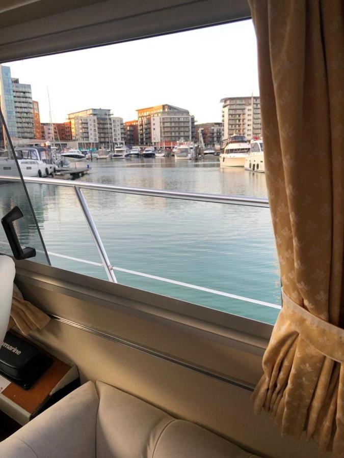 Luxury 40 Foot Yacht On 5 Star Ocean Village Marina - Minutes Away From Centre And Cruise Terminals - Free Parking Included Bateau-hôtel