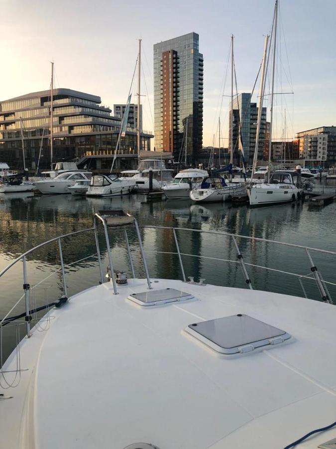 Luxury 40 Foot Yacht On 5 Star Ocean Village Marina - Minutes Away From Centre And Cruise Terminals - Free Parking Included Southampton