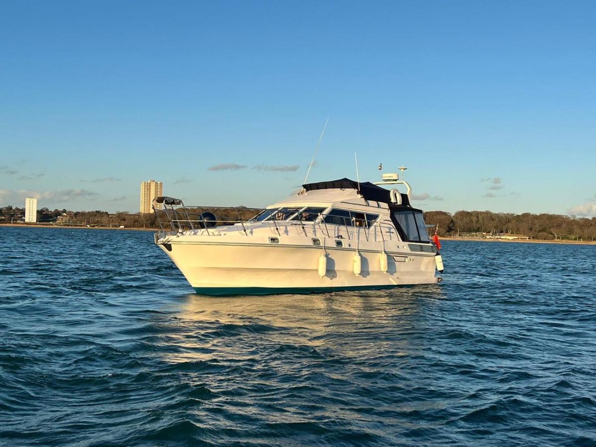 Bateau-hôtel Luxury 40 Foot Yacht On 5 Star Ocean Village Marina - Minutes Away From Centre And Cruise Terminals - Free Parking Included Southampton