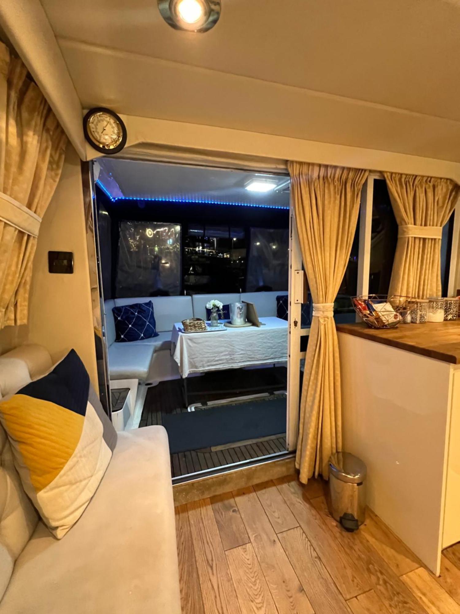 Luxury 40 Foot Yacht On 5 Star Ocean Village Marina - Minutes Away From Centre And Cruise Terminals - Free Parking Included Bateau-hôtel Southampton
