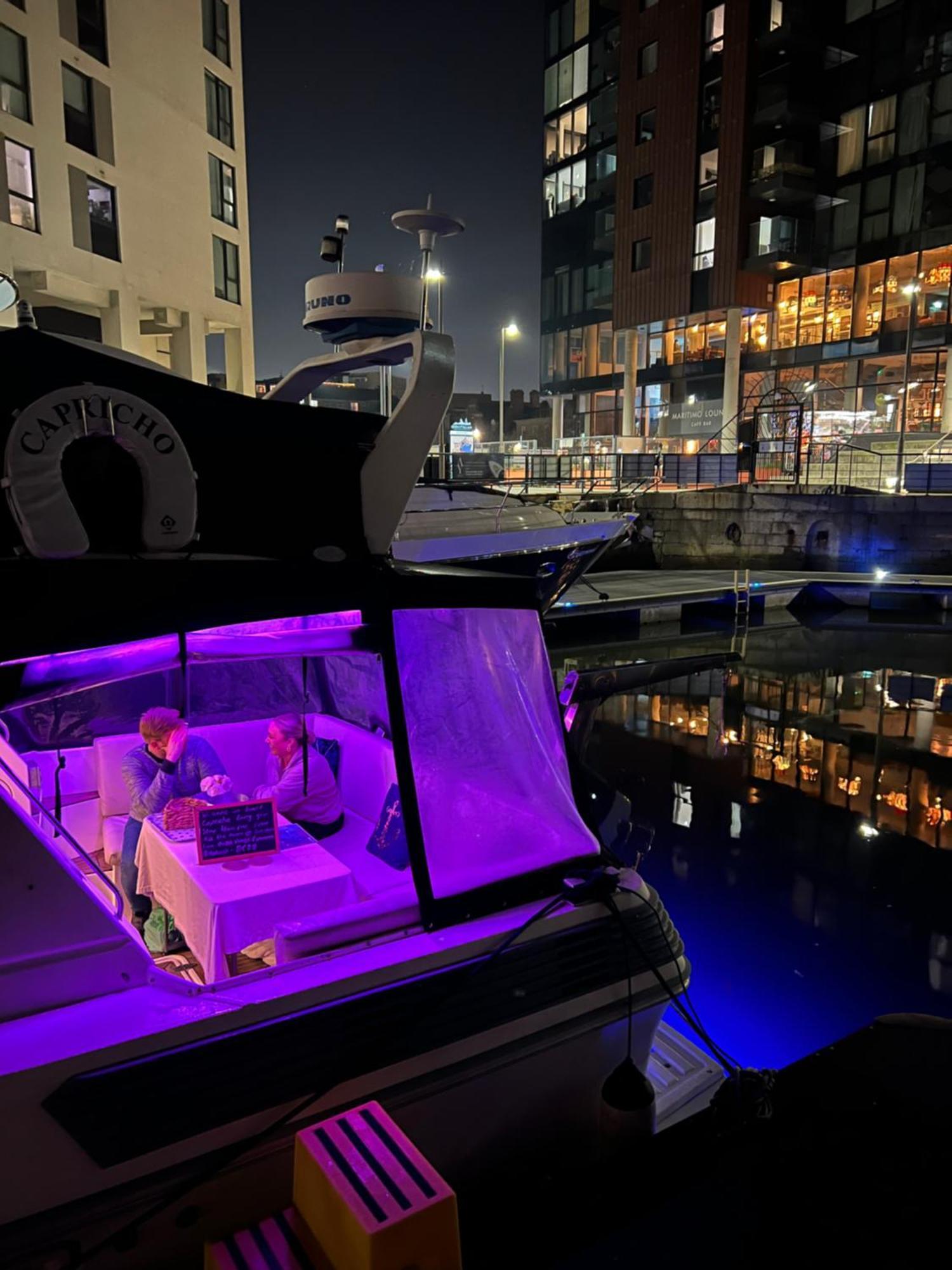 Bateau-hôtel Luxury 40 Foot Yacht On 5 Star Ocean Village Marina - Minutes Away From Centre And Cruise Terminals - Free Parking Included