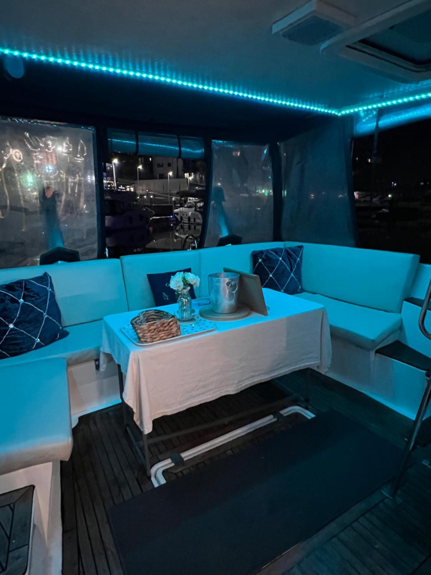 Luxury 40 Foot Yacht On 5 Star Ocean Village Marina - Minutes Away From Centre And Cruise Terminals - Free Parking Included Bateau-hôtel *