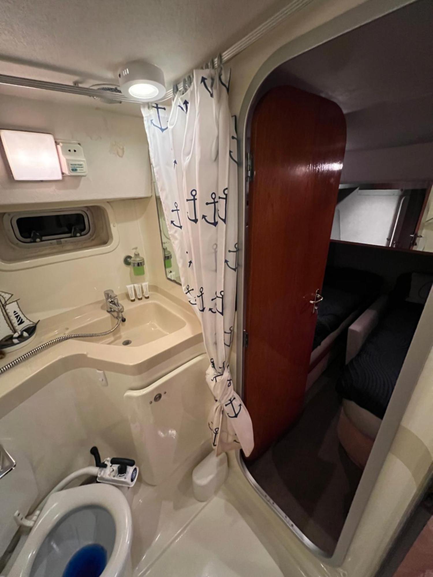 Luxury 40 Foot Yacht On 5 Star Ocean Village Marina - Minutes Away From Centre And Cruise Terminals - Free Parking Included Bateau-hôtel