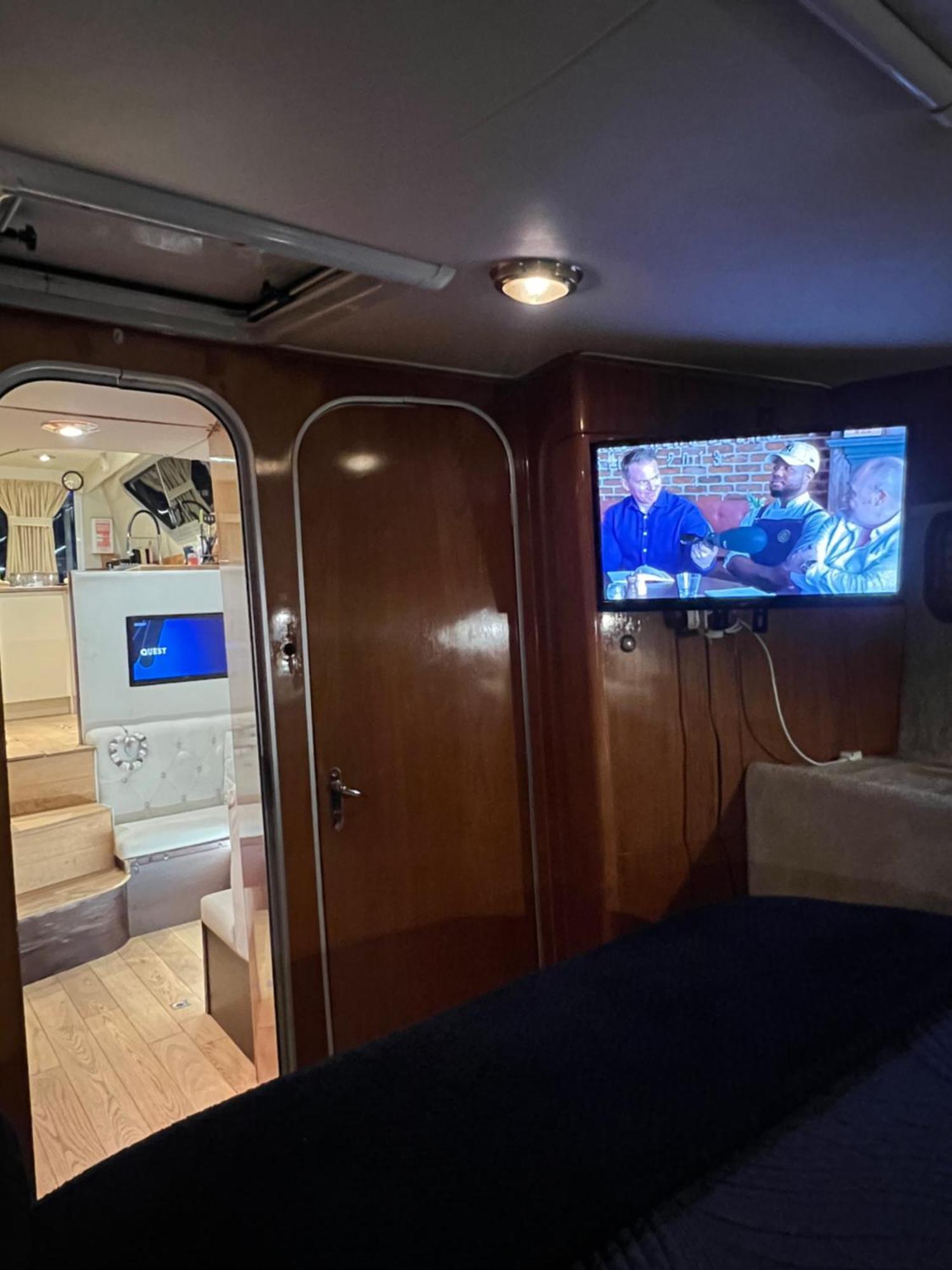Luxury 40 Foot Yacht On 5 Star Ocean Village Marina - Minutes Away From Centre And Cruise Terminals - Free Parking Included