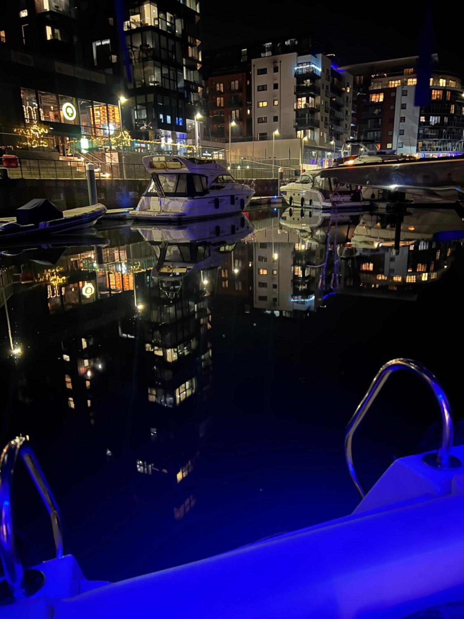 Luxury 40 Foot Yacht On 5 Star Ocean Village Marina - Minutes Away From Centre And Cruise Terminals - Free Parking Included * Southampton