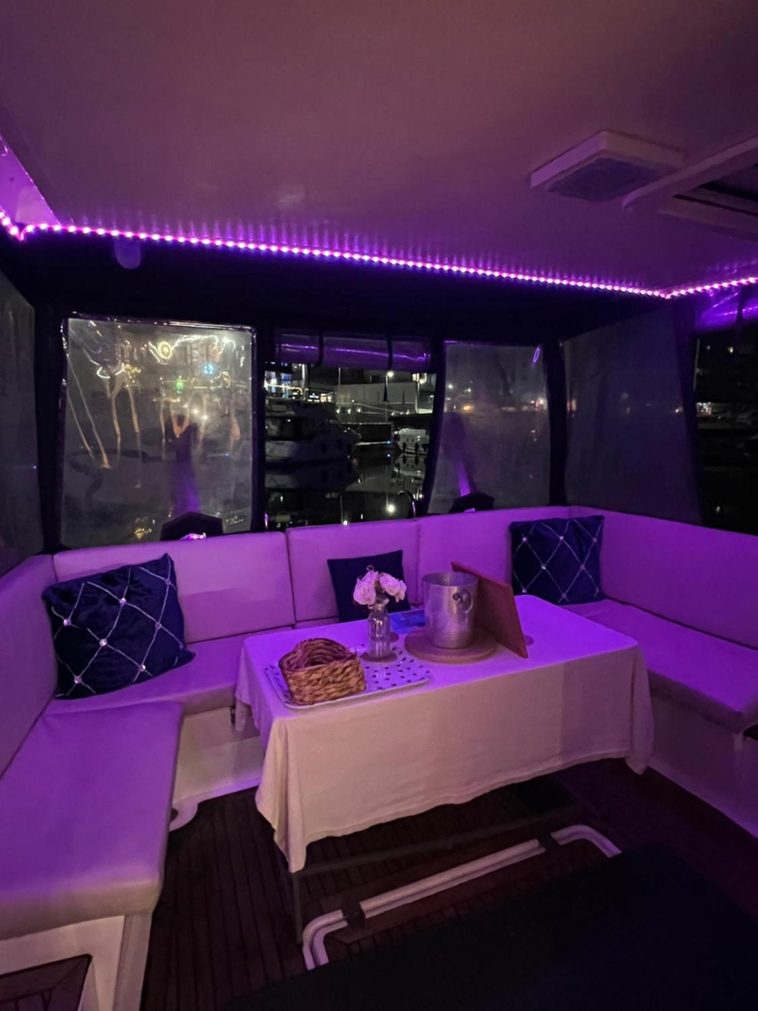 Luxury 40 Foot Yacht On 5 Star Ocean Village Marina - Minutes Away From Centre And Cruise Terminals - Free Parking Included Bateau-hôtel